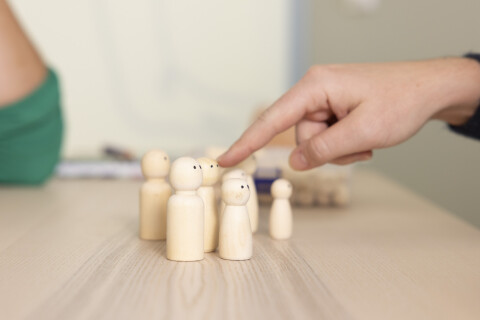 Een foto van poppetjes die in een familie opstelling staan waar Manon mee werkt in Barendrecht