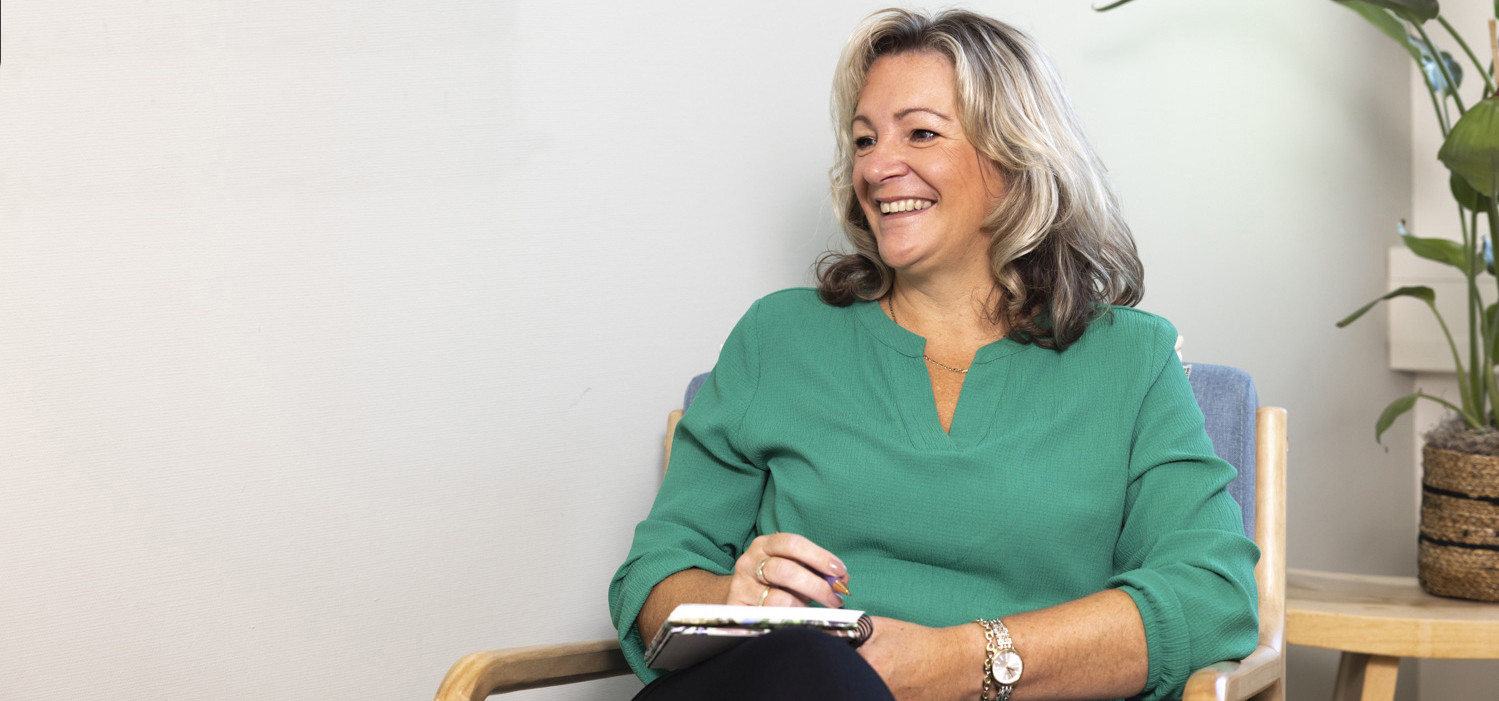 Coach Life and You, Manon Gerritsen, in stoel praktijk in Oud Beijerland